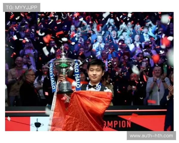 颁奖台上的眼泪：诺里斯拥抱冠军奖杯的瞬间